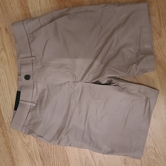Banana Republic 9in core temp shorts - Picture 1 of 2
